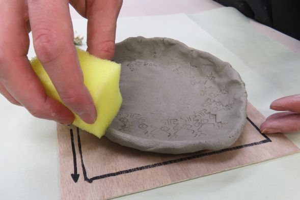 10 ふちを滑らかにします:スポンジを使ってふちをなめらかにしたら完成!