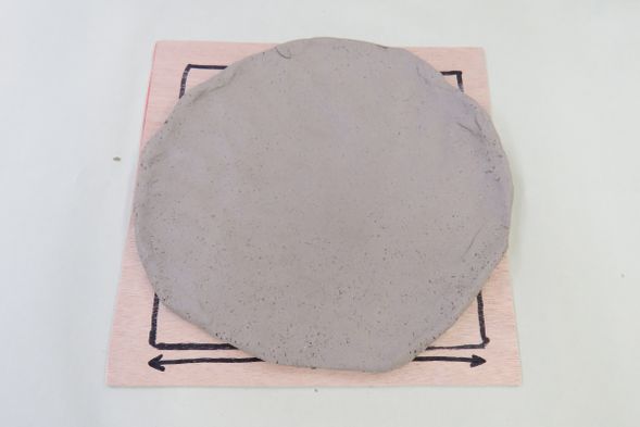 5 均等に伸ばす:5ミリぐらいの厚さまで均等に板の大きさぐらいになるまで伸ばしましょう。