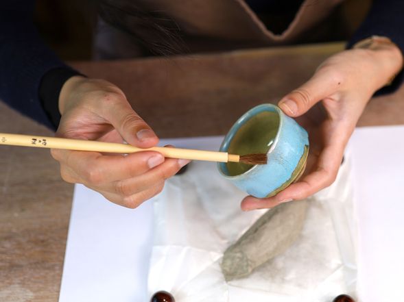 更に、漆を塗った上に紛を蒔きます