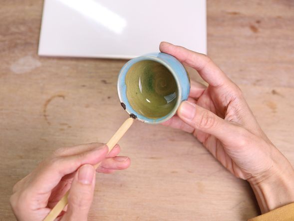 【体験1回目】
まず、お猪口の欠けを埋めます。漆で作ったペーストを使用します。