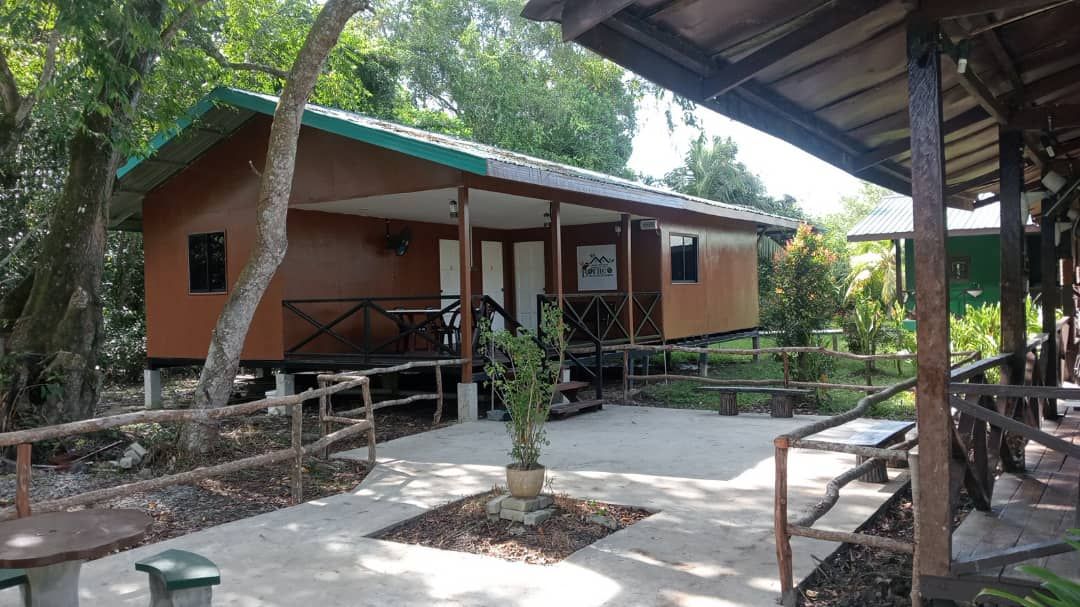 1 WHOLE HOUSE (9 pax)