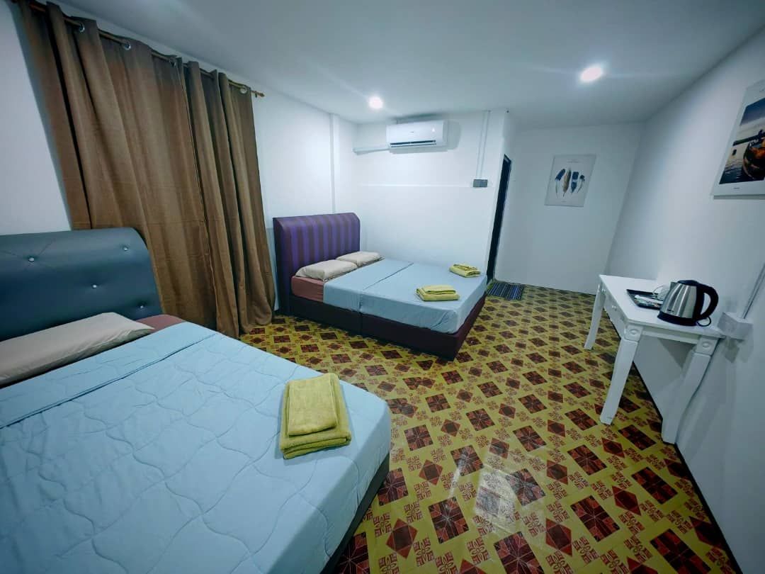 1 QUEEN + 1 SINGLE BED (Family room-3pax)