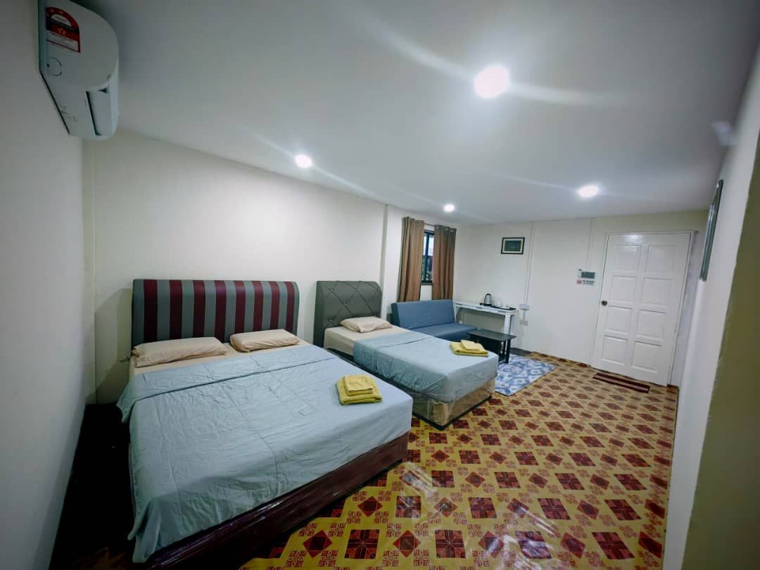 1 QUEEN + 1 SINGLE BED + SOFA BED (FAMILY ROOM-4 pax)