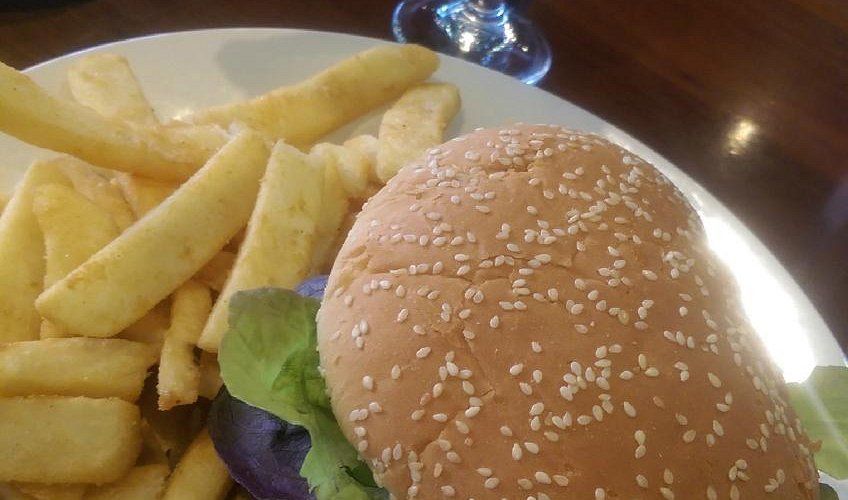 炸鱼薯条或芝士汉堡+薯条/儿童(需提前预订)