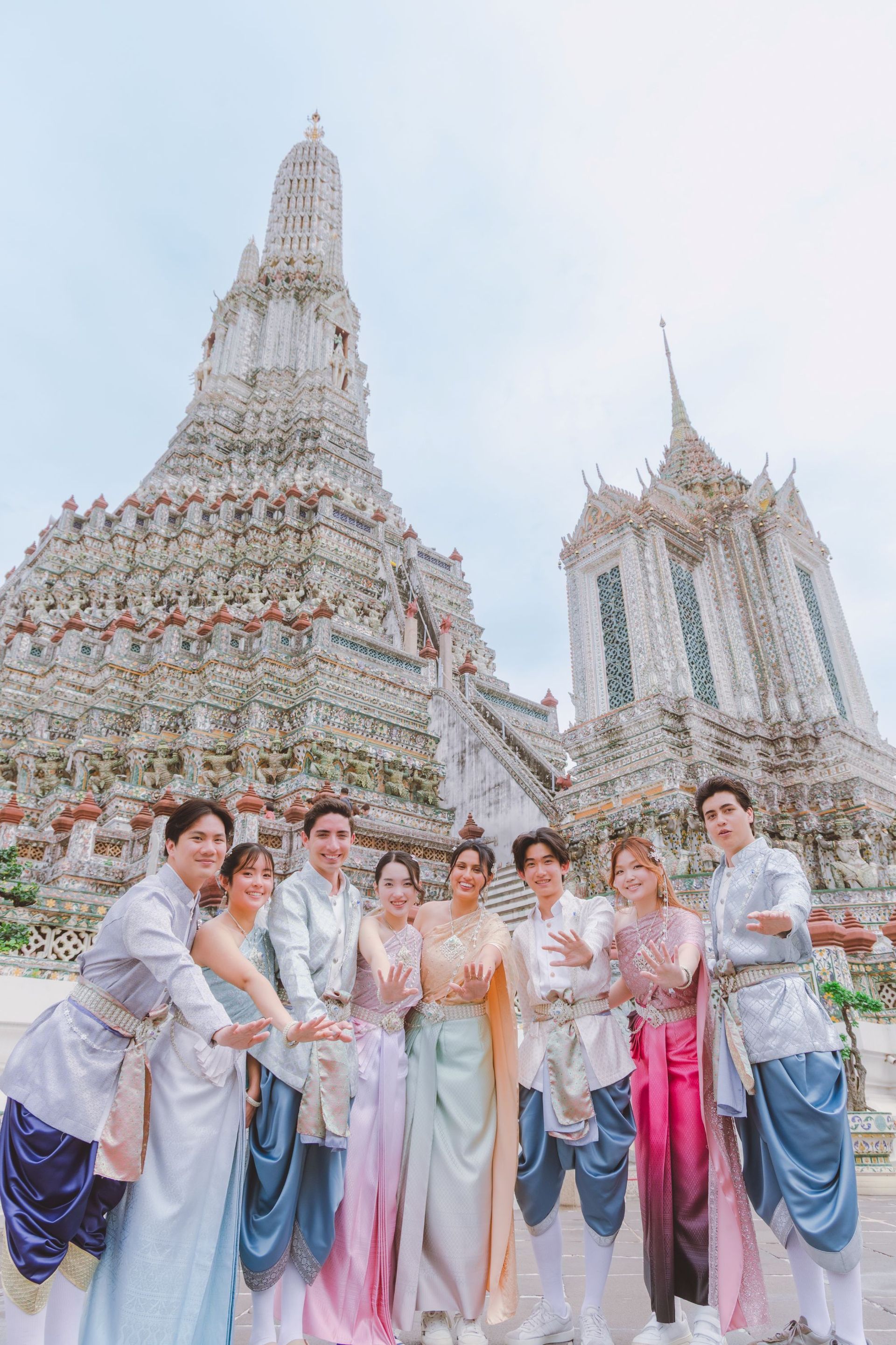 Photographer B: 1 Hour / 1-2 people / 2000 Baht