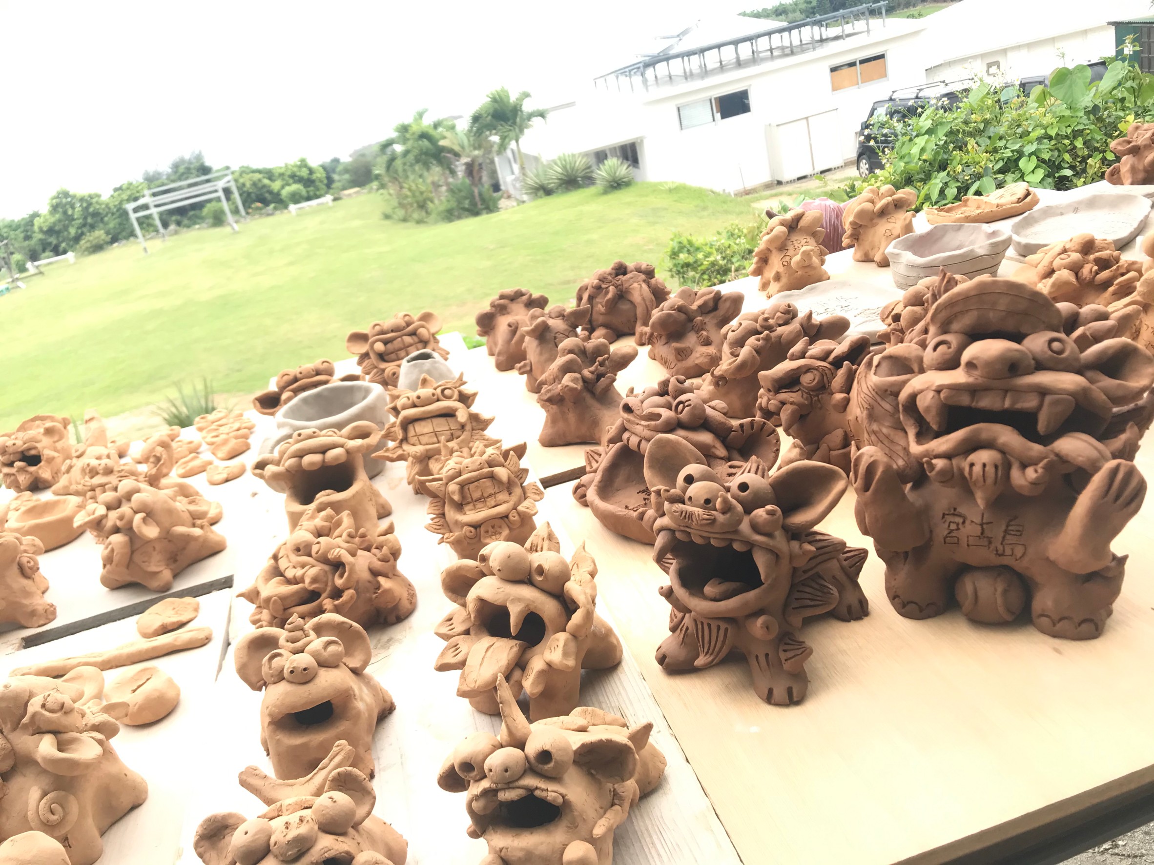 沖縄・宮古島】海を見ながらシーサー作り。本格陶芸体験。宮古島の赤土